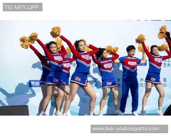 激情四溢的足球啦啦操比赛展现青春活力与团队精神的完美结合